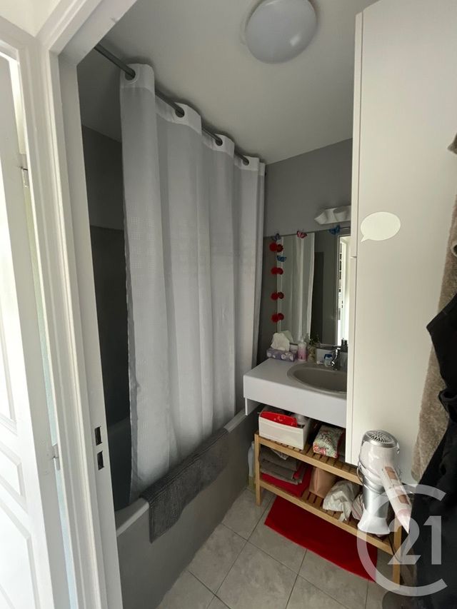 Afficher la photo en grand appartement à vendre - 2 pièces - 46.04 m2 - MARSEILLE - 13011 - PROVENCE-ALPES-COTE-D-AZUR - Century 21 Agence Beaumond
