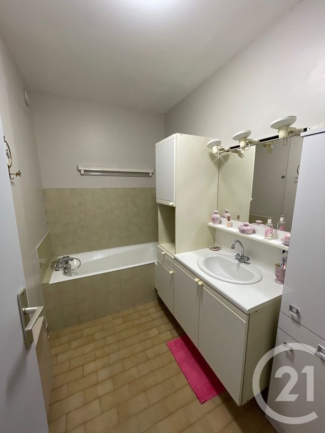 Afficher la photo en grand Appartement T3 à vendre - 3 pièces - 60.73 m2 - CARNOUX EN PROVENCE - 13 - PROVENCE-ALPES-COTE-D-AZUR - Century 21 Agence Beaumond