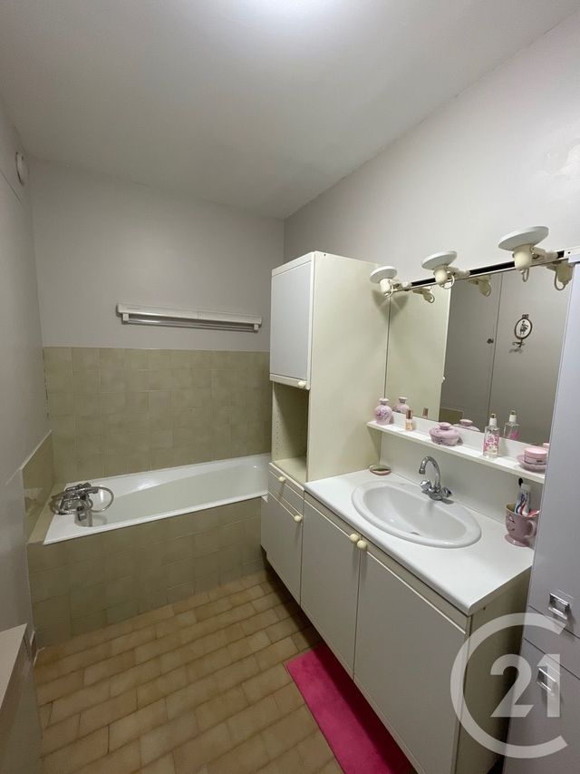 Afficher la photo en grand Appartement T3 à vendre - 3 pièces - 60.73 m2 - CARNOUX EN PROVENCE - 13 - PROVENCE-ALPES-COTE-D-AZUR - Century 21 Agence Beaumond